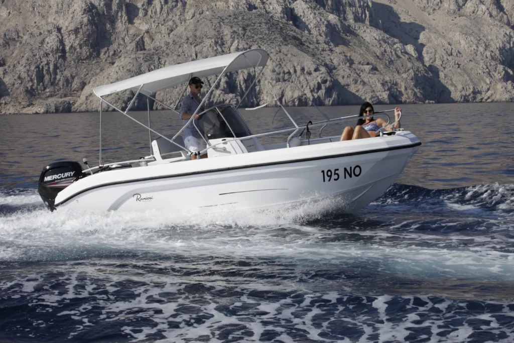 Naslovnica 9 Rent a boat Voyager 18S 80HP 6