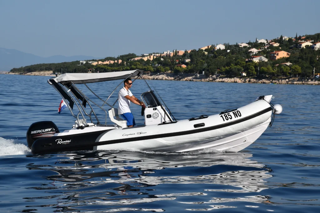 Naslovnica 7 Rent a boat cayman 19s 8